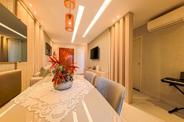 Sala de estar e jantar com iluminação em LED embutida no forro