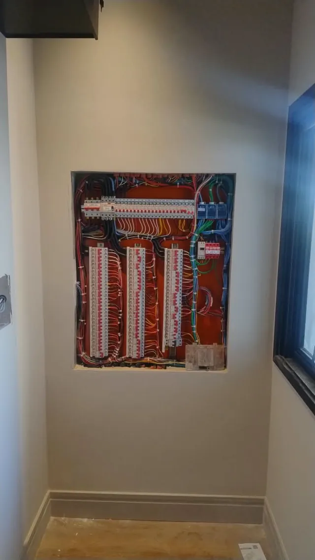 Quadro de distribuição embutido na parede, com os circuitos organizados